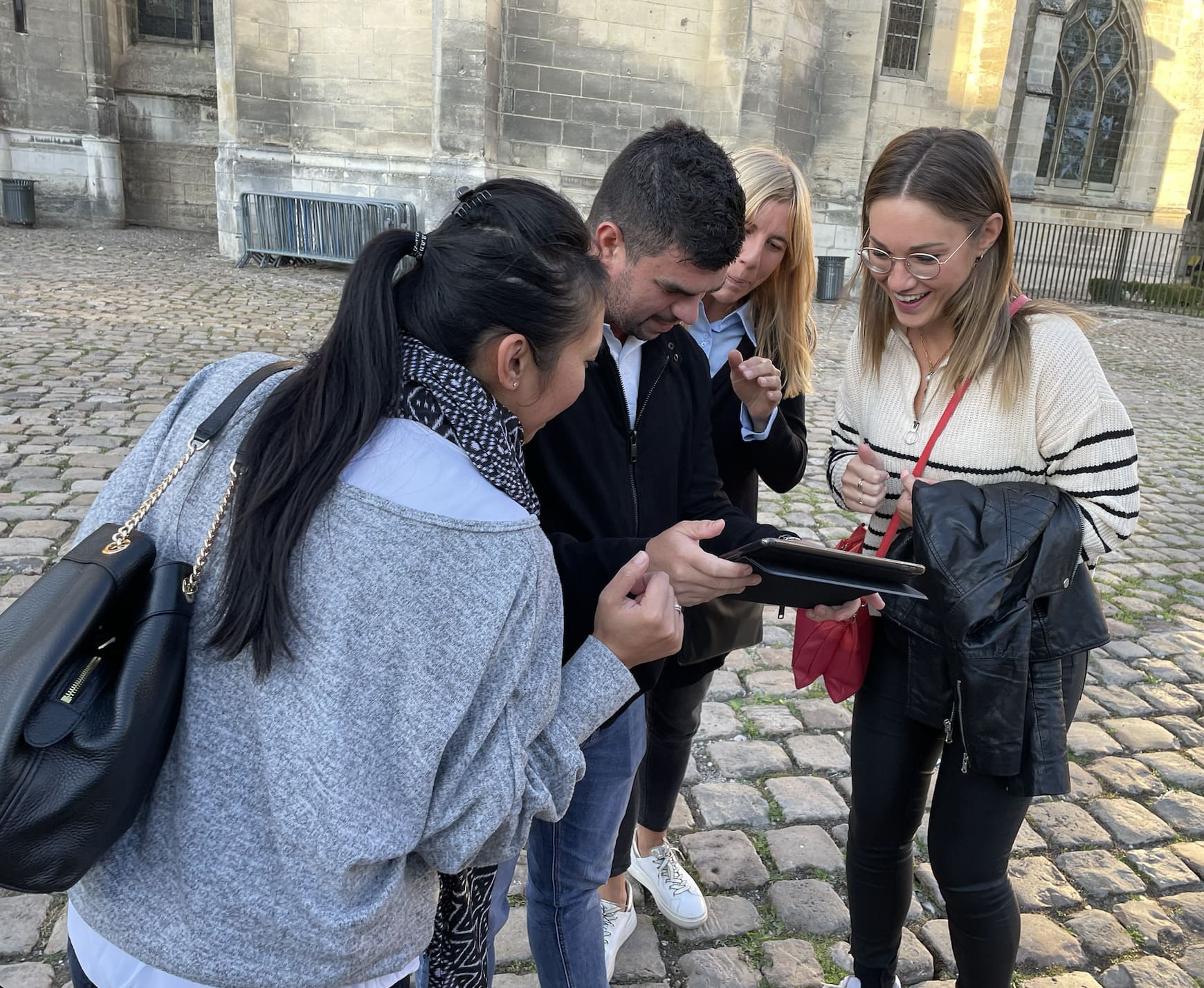 Animation groupe Dotmap Equipe qui joue depuis le support de jeu digital